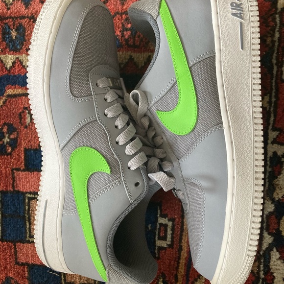 Nike Air Force 1’s wolf grey/green size8 w/box - Picture 3 of 6